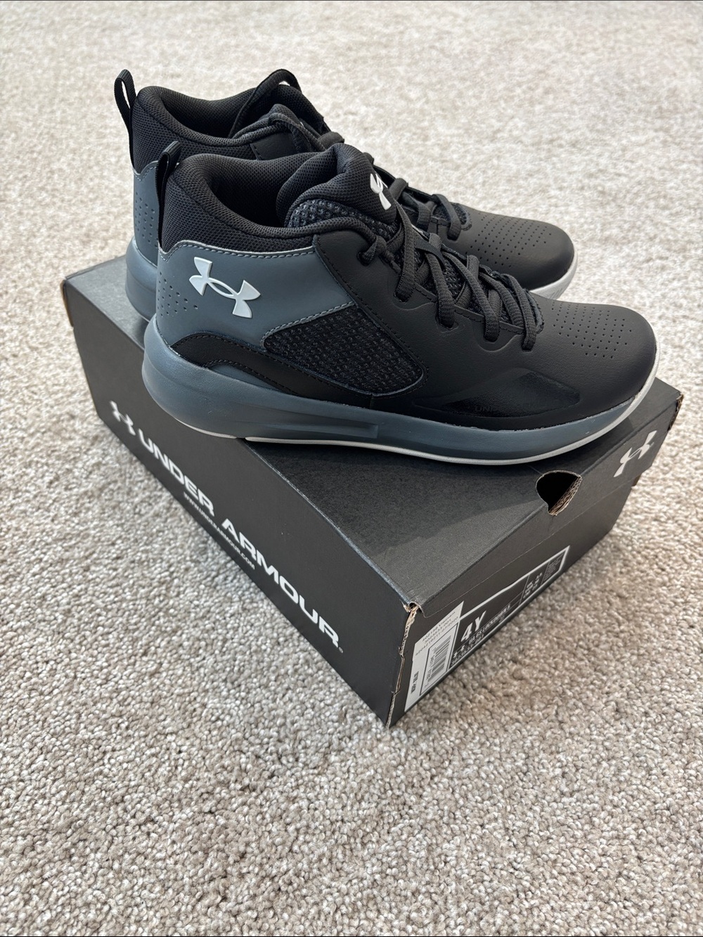 Under Armour Boy’s GS Lockdown 5 Black and Gray Mid-Top Athletic Shoes Size 4Y